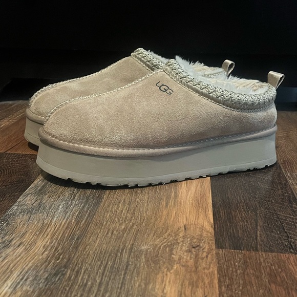 EUC UGG Women’s Platform Suede Moccasin/Clog with fur inside Size 8! - Picture 16 of 16